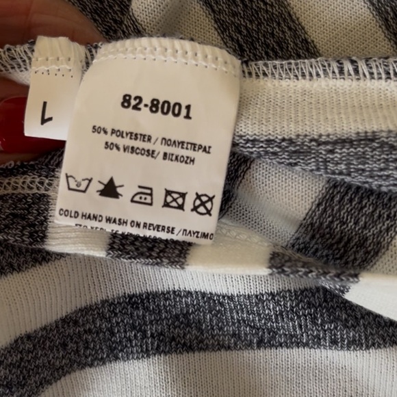 Asymmetric gray, and white top with red detail - Picture 9 of 10